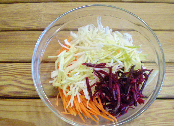 1. Этап. Салат из свеклы для похудения: 6. Складываем порезанные овощи в салатник.