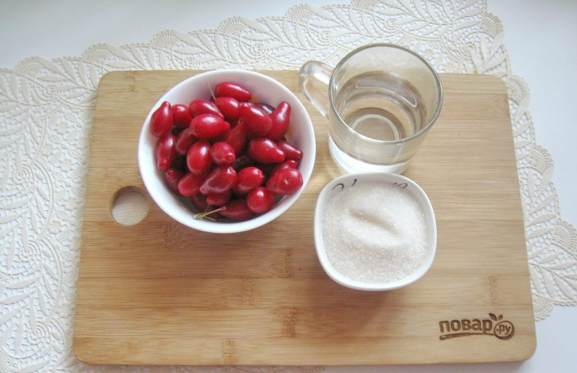 1. Этап. Кизиловое варенье с косточками Пятиминутка: Для приготовления варенья возьмите ягоды кизила, сахар и воду.