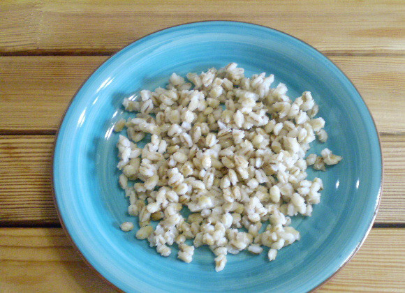 1. Этап. Салат к котлетам: 5. На порционные тарелочки раскладываем перловку.