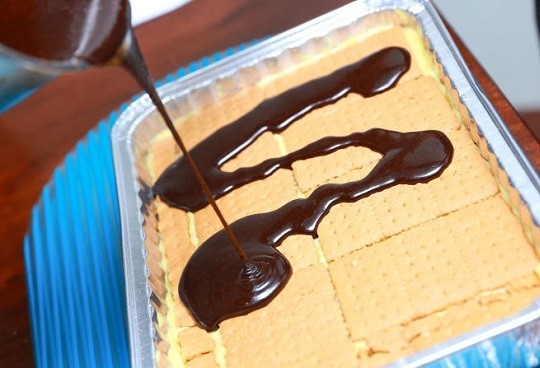 1. Этап. Вкусный торт из печенья: 8. Верхний слой завершите печеньем и полейте сверху глазурью. Дополнительно можно украсить орешками, зефиром или ягодами, например.