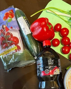 1. Этап. Салат с морковью и коктейльными томатами: Сначала подготавливаем все ингредиенты, моем овощи и зелень