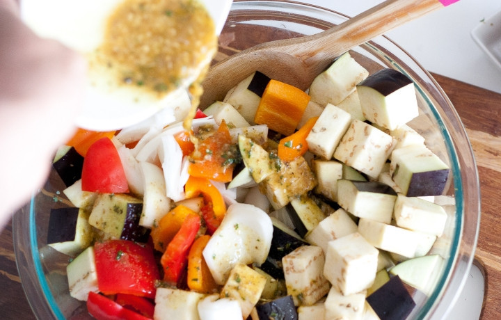 1. Этап. Шашлычки с курицей и овощами на гриле: 3. Нарежьте кубиками перец, баклажан, лук — кольцами.