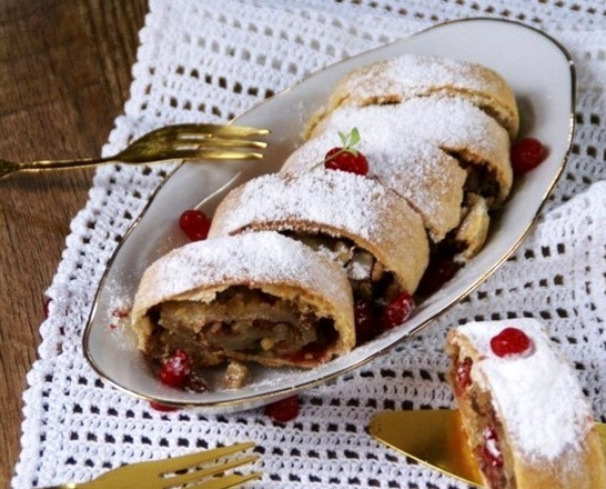 1. Этап. Штрудель с сухофруктами: Штрудель запекайте при 180 градусах в разогретой духовке в течении получаса. При подаче посыпьте пудрой. Приятного чаепития!