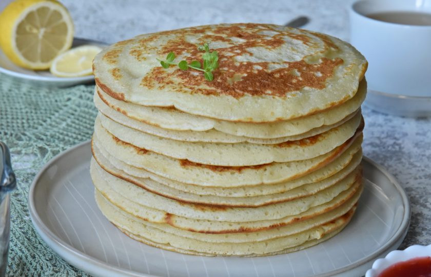 1. Этап. Пышные панкейки рецепт на кефире: Готовые панкейки сложите стопочкой.