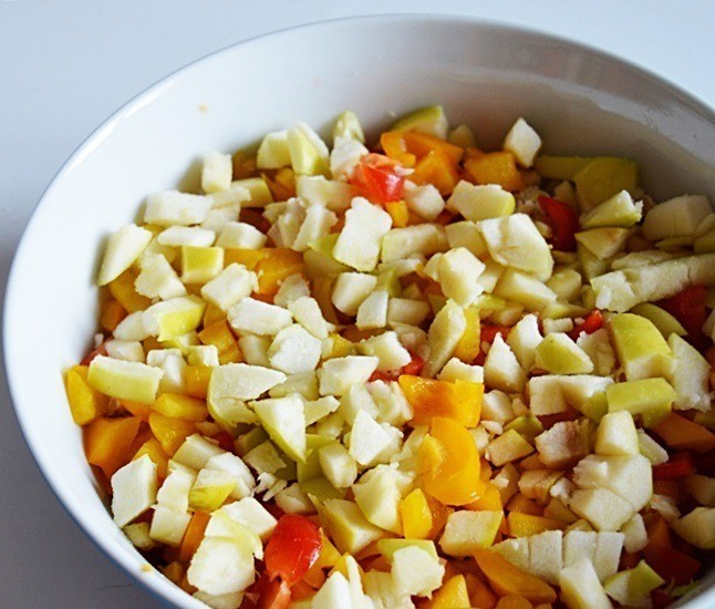 1. Stage. Chicken salad with yogurt dressing: It is better to take sour apples. Wash the apples, remove the seeds and skin, and cut into cubes.