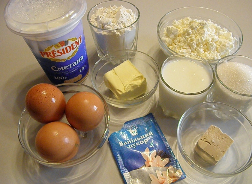 1. Этап. Творожные булочки в сметанной заливке: Приготовьте продуты для булочек, также сметану для заливки. Количество муки примерное, может понадобится чуть больше или меньше, в зависимости от влажности творога.