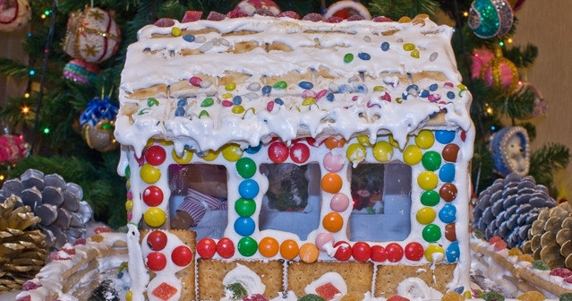 1. Этап. Домик из конфет: 4. Теперь - самое интересное. Пока глазурь не высохла, облицовывайте стенки дома печеньем и конфетками. Готово!