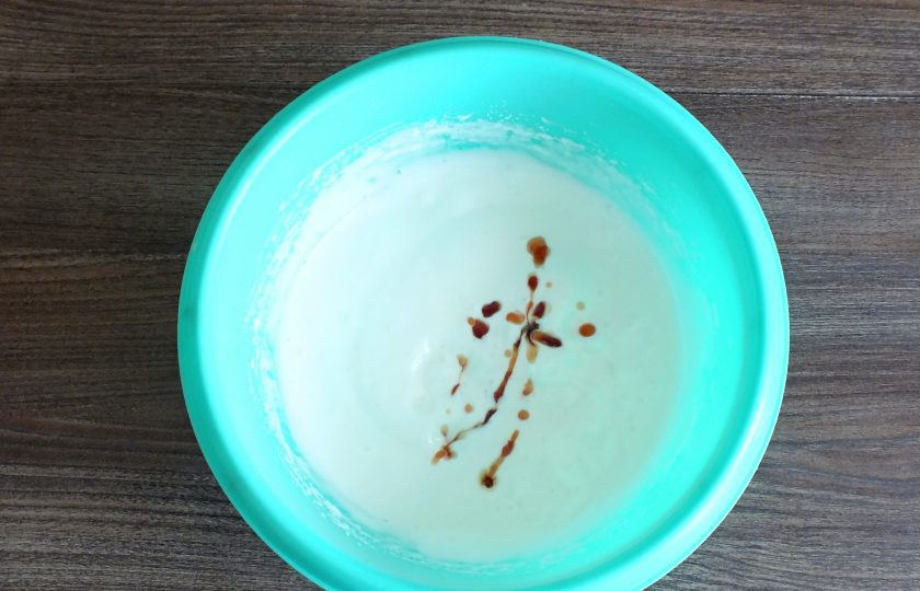 1. Этап. Корзиночки с зефирным кремом: В белковую массу тонкой струйкой влейте растопленный желатин. Взбейте. Следом влейте тонкой струйкой разогретый джем с сахаром. При этом не прекращайте взбивать.