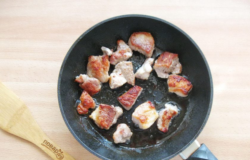 1. Этап. Макароны по-деревенски: Обжарьте мясо до золотистой корочки.