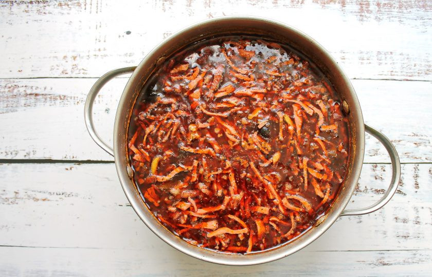 1. Этап. Солянка с жидким дымом: Дайте постоять солянке под крышкой в течение 5 минут и подавайте.