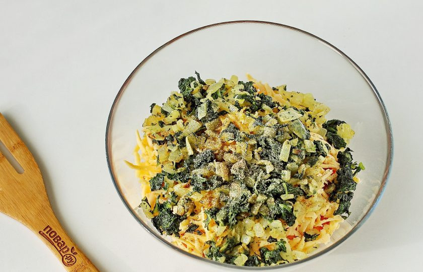 1. Этап. Штрудель с рыбой: Добавьте обжаренный с луком шпинат. Можно добавить яйцо (остатки от приготовления теста). Все посолите и поперчите по вкусу.