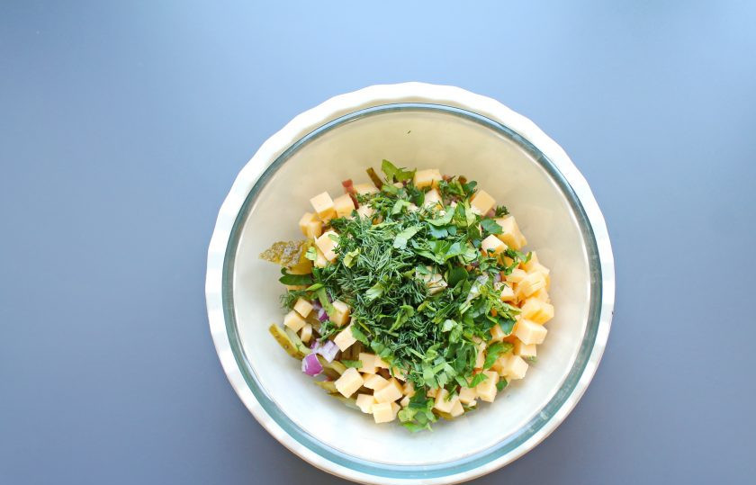 1. Этап. Салат Старый Мюнхен: Зелень мелко порежьте и добавьте в салатник.