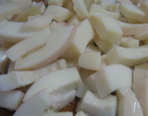 1. Этап. Салат Оливье с крабовыми палочками: Нарезаем отваренных кальмаров тонкой соломкой.