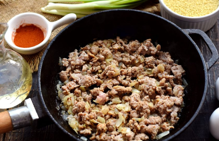 1. Этап. Кус-кус с фаршем: Обжаривайте его отдельно несколько минут, затем перемешайте с луком, жарьте 5 минут. Периодически перемешивайте фарш лопаткой, параллельно разделяя крупные куски на более мелкие. В конце приправьте молотым перцем и солью.