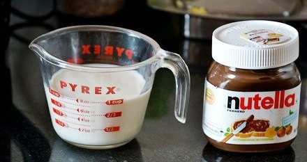 1. Этап. Горячий шоколад Нутелла: Все просто, как дважды два. Нам понадобятся только два ингредиента - это молоко и непосредственно Нутелла.