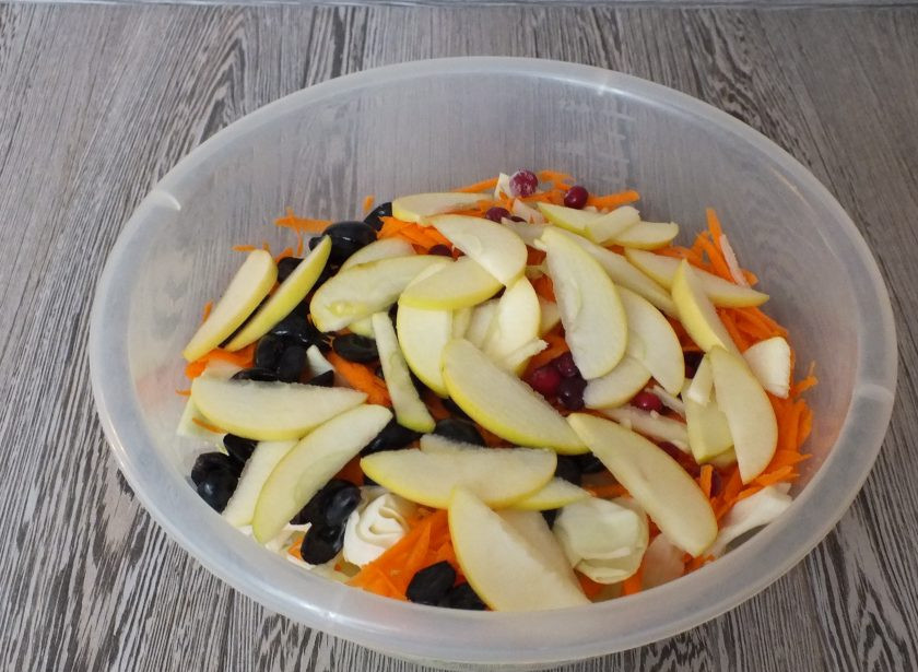 1. Этап. Капуста Провансаль с виноградом и яблоками: У яблока удалите семенную коробочку, нарежьте тонкими дольками. Переложите яблоки в чашу.