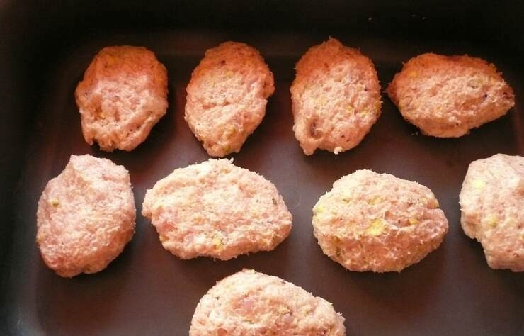 1. Этап. Котлеты из индейки в духовке: Сформируйте небольшие котлеты и отправьте в духовку на 30-40 минут, при температуре 180 С. При желании, можете предварительно обжарить.