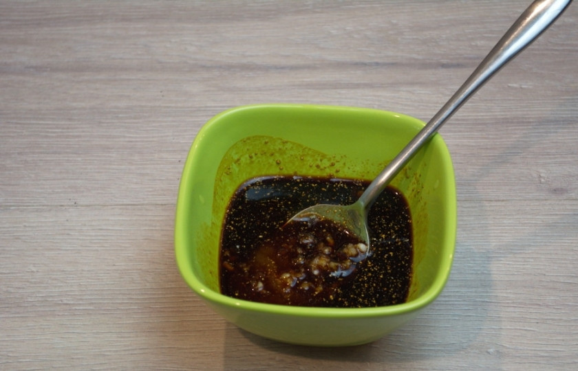 1. Этап. Мясо под соусом терияки: Приготовьте соус Терияки (или возьмите уже готовый). Для приготовления своего соуса я взяла: соевый соус (5 ст. ложек), мед (1 ст. ложка), молотый мускатный орех (на кончике ножа), молотый имбирь (0,5 чайной ложки), паприку (1 ч. ложка), черный молотый перец (1 ч. ложка), кориандр (по вкусу). Выдавите через пресс чеснок. Соус взбейте до однородности.