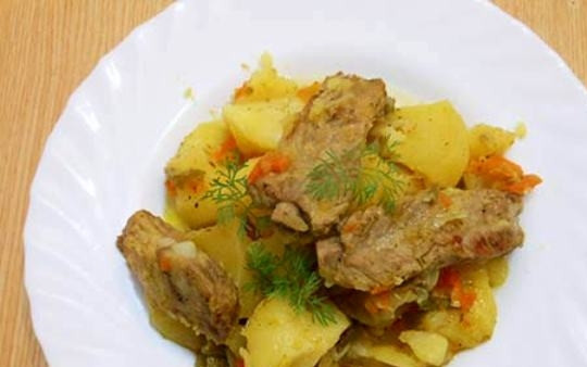 1. Этап. Ребрышки ягненка, тушенные с картошкой: Подавайте горячее блюдо с укропом. Приятного аппетита!
