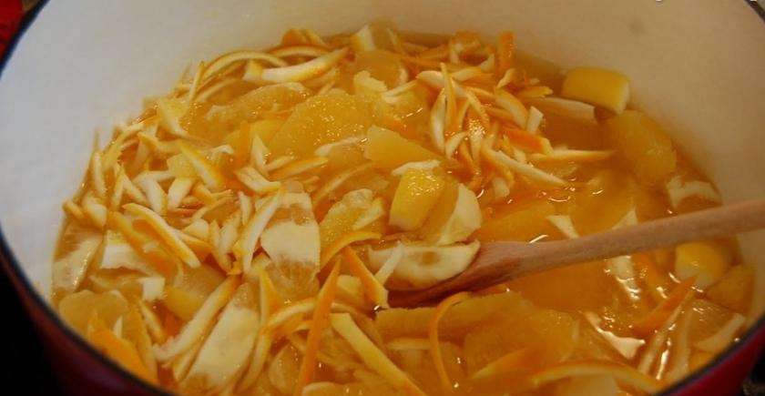 1. Этап. Апельсиновый джем: Затем в кастрюлю выкладываем кусочки апельсинов, лимонов, апельсиновую цедру. С оставшихся лимон натираем цедру и выдавливаем сок в кастрюлю. Добавляем три стакана воды. Из марли, сложенно в 3 слоя, завязываем мешок с косточками и мембранами апельсинов и лимонов и кладем в кастрюлю. Доводим будущий джем до кипения и варим полчаса на медленном огне, постоянно помешивая и снимая пенку.