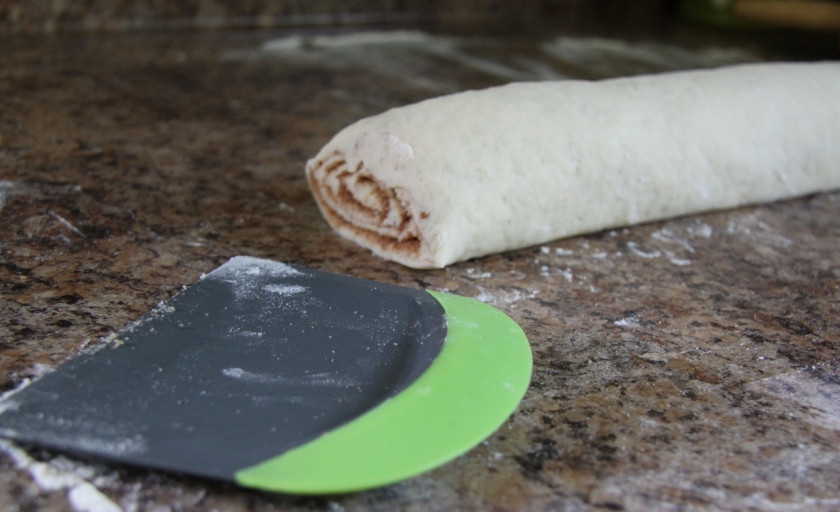 1. Этап. Булочки на скорую руку без дрожжей: Делаем рулет (при помощи полотенца удобнее, заранее об этом подумайте) и разрезаем его на равные части. Это наши будущие булочки.