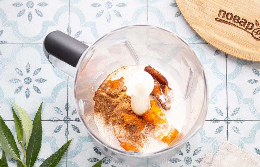 1. Этап. Тыквенный смузи на кокосовом молоке: Переложите тыкву и финики в блендер. Добавьте все пряности и влейте кокосовое молоко.