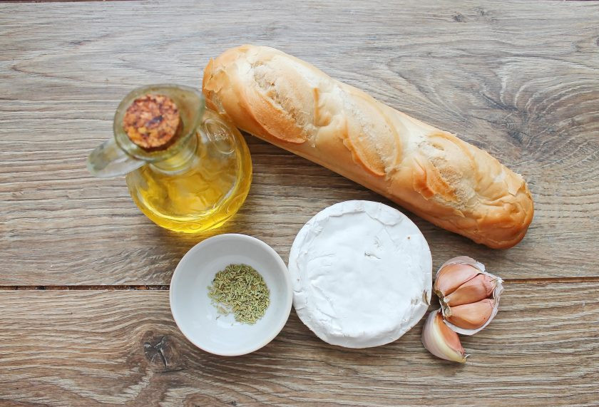 1. Этап. Камамбер с багетом в духовке: Подготовьте все необходимые ингредиенты для приготовления камамбера с багетом в духовке.