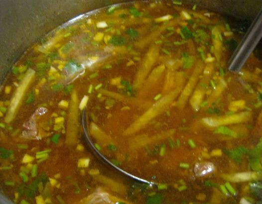 1. Этап. Лагман из говядины по-узбекски: В самом конце добавляем в казанок: зелень, чеснок и перец.