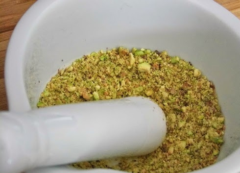 1. Этап. Фисташковый тарт с белым шоколадом: 2. Измельчите, но не в муку, а чтобы попадались маленькие кусочки.