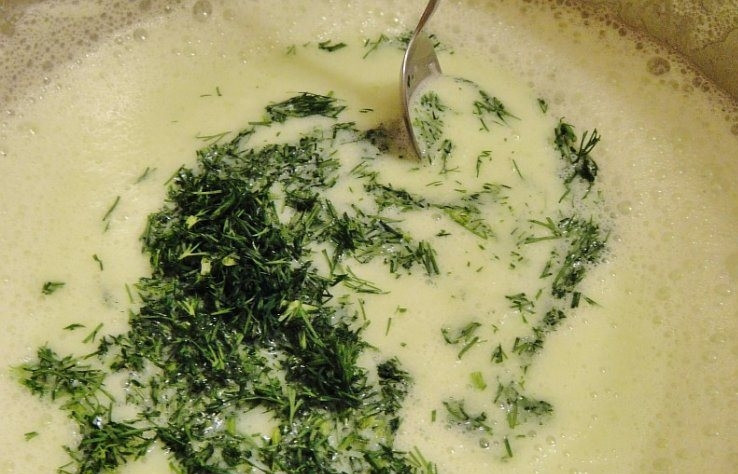 1. Этап. Холодный суп с огурцом: Добавляем укроп в суп.