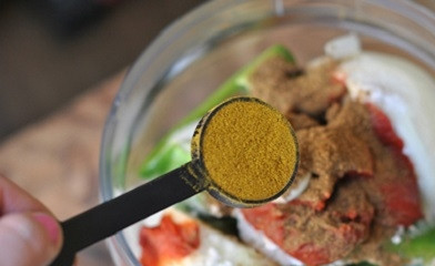 1. Этап. Курица карри с кокосовым молоком: 6. Посолите, добавьте карри, чили и другие специи по вкусу. Измельчите все до однородности.