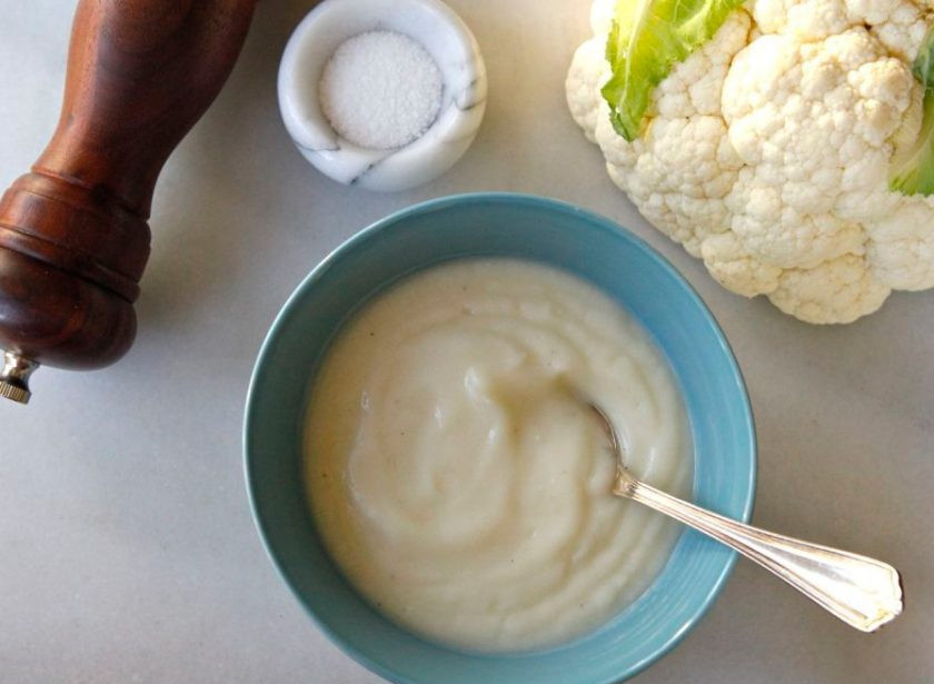 1. Этап. Суп-пюре из цветной капусты: Разложите суп-пюре по тарелкам. По вкусу можете добавить молотый перец.