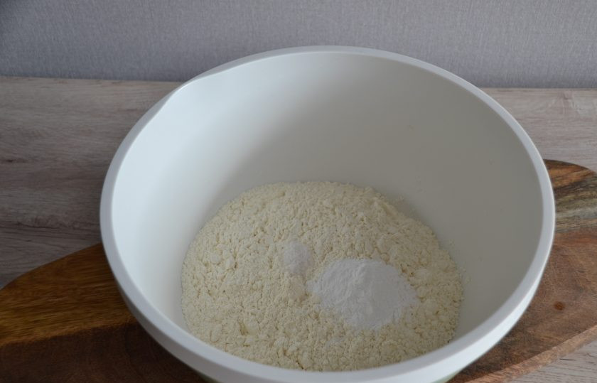 1. Этап. Яблочный пирог Восторг: В миску для замешивания теста всыпьте муку, щепотку соли, разрыхлитель, перемешайте.