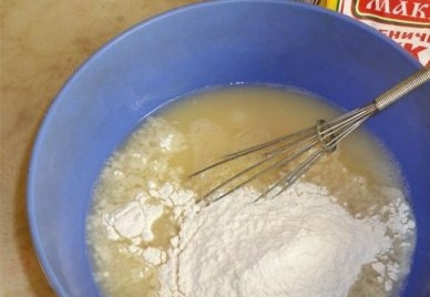 1. Этап. Постные картофельные блины: Выкладываем получившуюся массу в миску, наливаем воду и размешиваем. А теперь добавим муку.