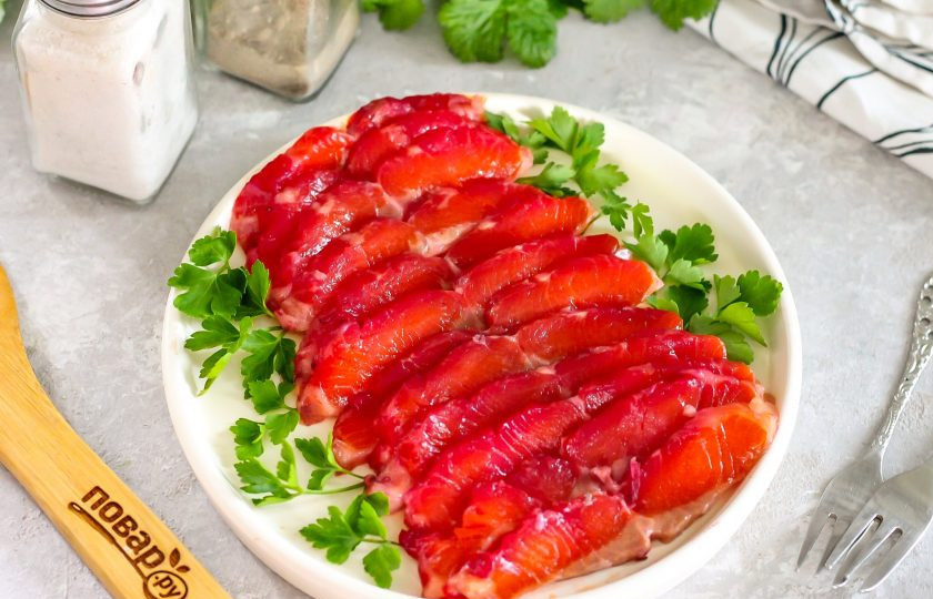 1. Этап. Гравлакс со свеклой: Спустя указанное время попробуйте кусочек рыбки на вкус. Если он вам по душе, то удалите свекольный слой, промойте рыбу от специй и нарежьте ломтиками. Подайте к столу.