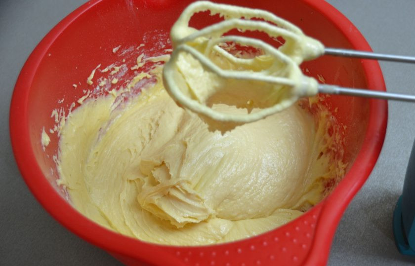 1. Этап. Дырявый пирог с клубникой: Миксером взбейте смесь до однородного состояния.