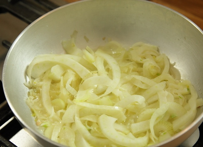 1. Этап. Баранина, тушеная с фенхелем: Обжарьте порезанный полукольцами лук, фенхель и чеснок на разогретом масле.