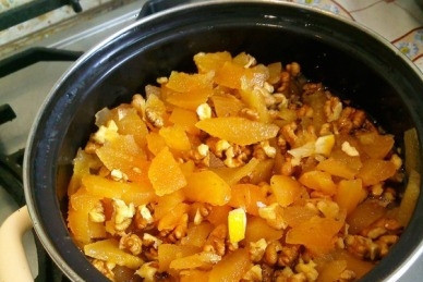 1. Этап. Варенье из айвы и грецких орехов: Орехи можно добавлять большими кусочками. Вместе с орехами добавляем лимонную кислоту или пару ломтиков лимона.