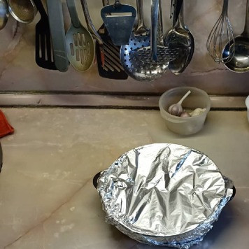 1. Этап. Куриные бедра под медовым соусом: Накрыть форму с бедрышками фольгой (можно налить немного воды, так курица будет сочнее) и поставить в духовку на 30-35мин, заранее разогретую до 200С. Затем фольгу снять и продолжить запекать еще 15мин, до образования красивой корочки.