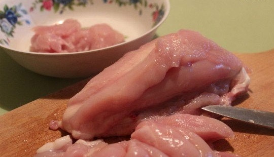 1. Этап. Куриная грудка с шампиньонами в сливках: 1. Куриную грудку мою хорошенько, отделяю мясо от костей.