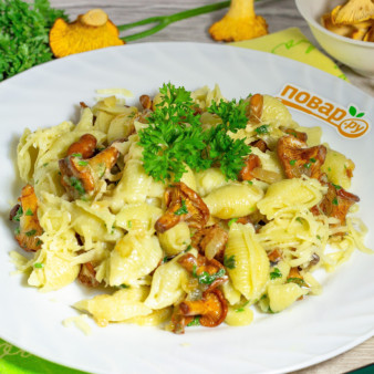 Макароны с лисичками и сметаной