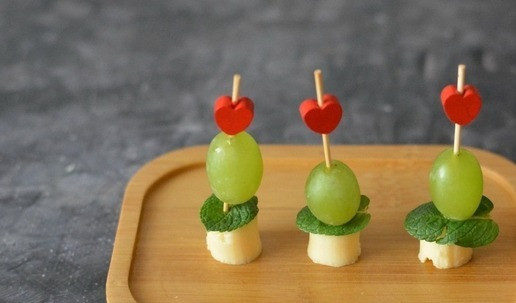 1. Этап. Канапе с сыром, виноградом и мятой: А дальше - всё просто. На шпажку нанизываете кусочек сыра и виноградинку, а между ними - листик мяты.