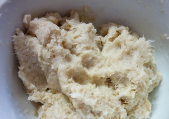 1. Этап. Котлеты на пару в мультиварке Поларис: 4. Снова взбейте все до однородности или перемешайте как следует. Вбейте 1 яйцо. Посолите и поперчите фарш по вкусу. Если фарш получается жидковатым, можно добавить еще немного хлеба или панировочных сухарей, например.