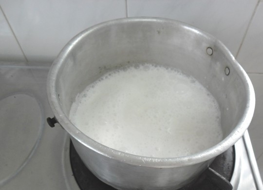 1. Этап. Заварной крем без молока: 2. Вторую часть сливок перелейте в сотейник, добавьте сахарный песок и варите до растворения крупинок.