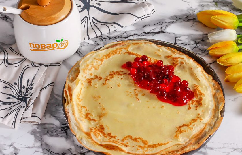 1. Этап. Блины с клюквенной начинкой: На блин выложите часть начинки и скрутите рулетиком. Таким образом начините и остальные блины.