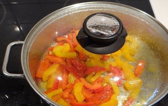 1. Этап. Паста Пенне ригате: Накройте сковороду крышкой, уменьшите огонь и тушите 10 минут, пока перцы не станут мягкими, помешивая время от времени. Между тем, в кастрюле вскипятите воду для пасты.