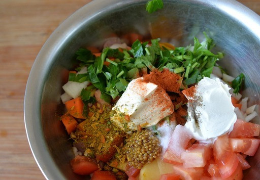 1. Этап. Тыква, фаршированная овощным рагу с индейкой: К овощам с индейкой добавляем сметану, майонез, горчицу с зёрнами, паприку, соль, молотый чёрный перец, любимую приправу. Можете положить только майонез или только сметану.