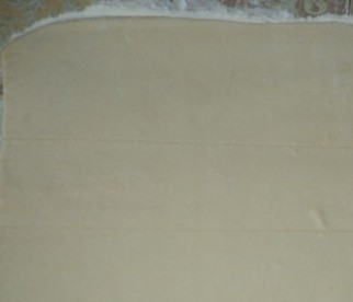 1. Этап. Слоеный сырный пирог: Слегка надавливая ножом, делим тесто на три части. Не разрезаем, а как бы рисуем линии.