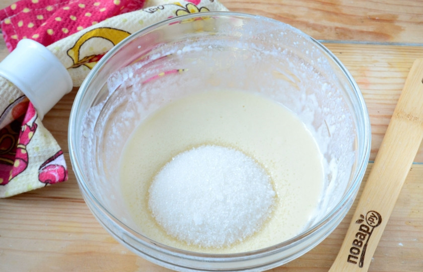 1. Этап. Суфле классическое: Всыпьте сахар или сахарную пудру, ванильный сахар и хорошенько все перемешайте. Доведите полученную массу до кипения и снимите с огня. Я предпочитаю это делать на водяной бане.