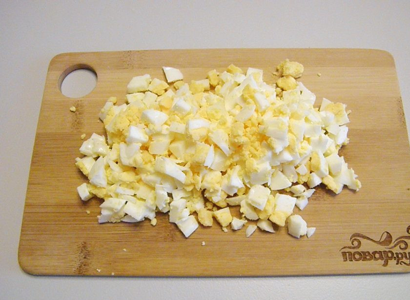 1. Этап. Пекинская капуста с курицей: 3. Яйца порубите кубиками.